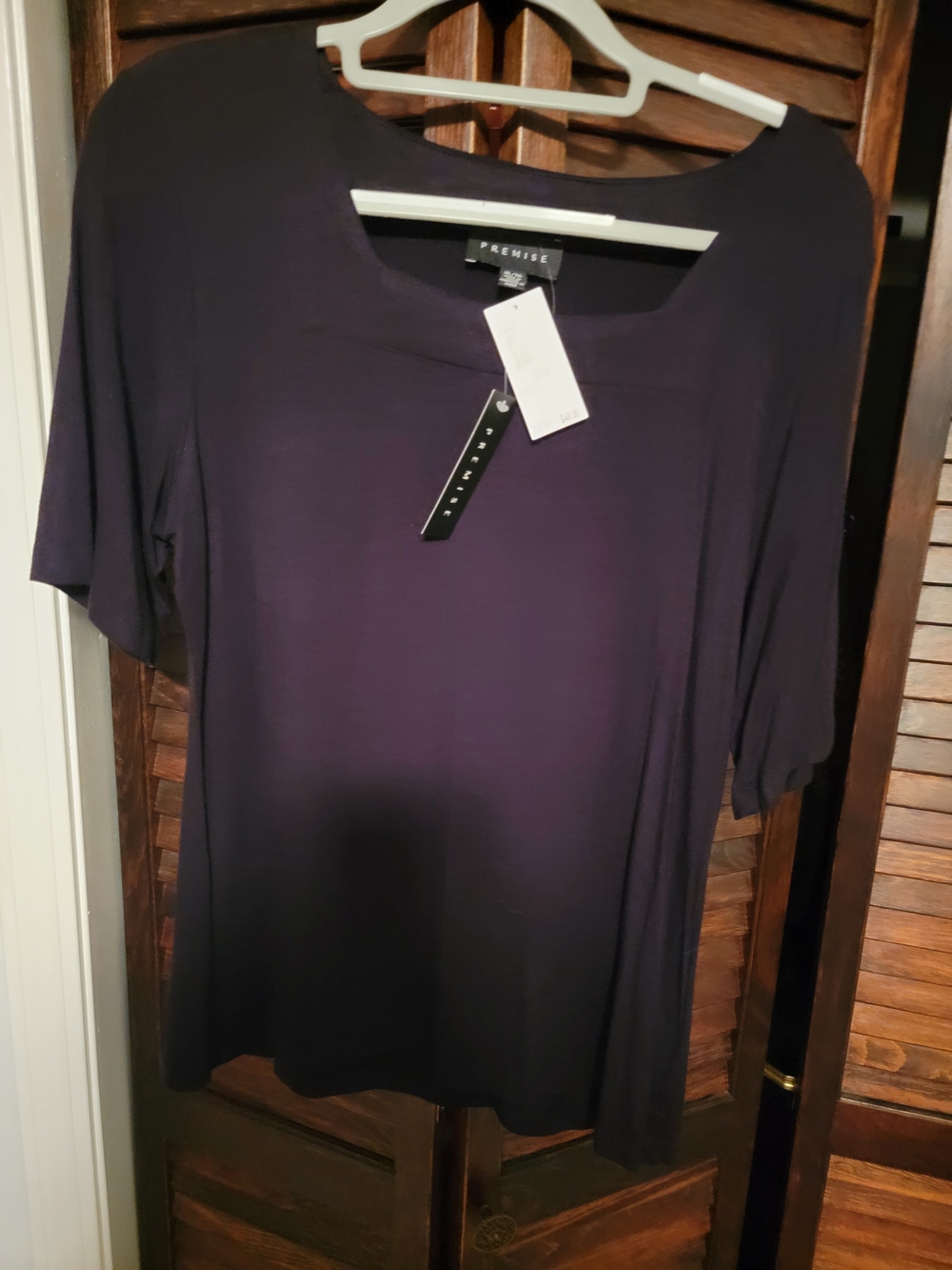 Premise Women's Scoop Neck Short Sleeve Top in Black